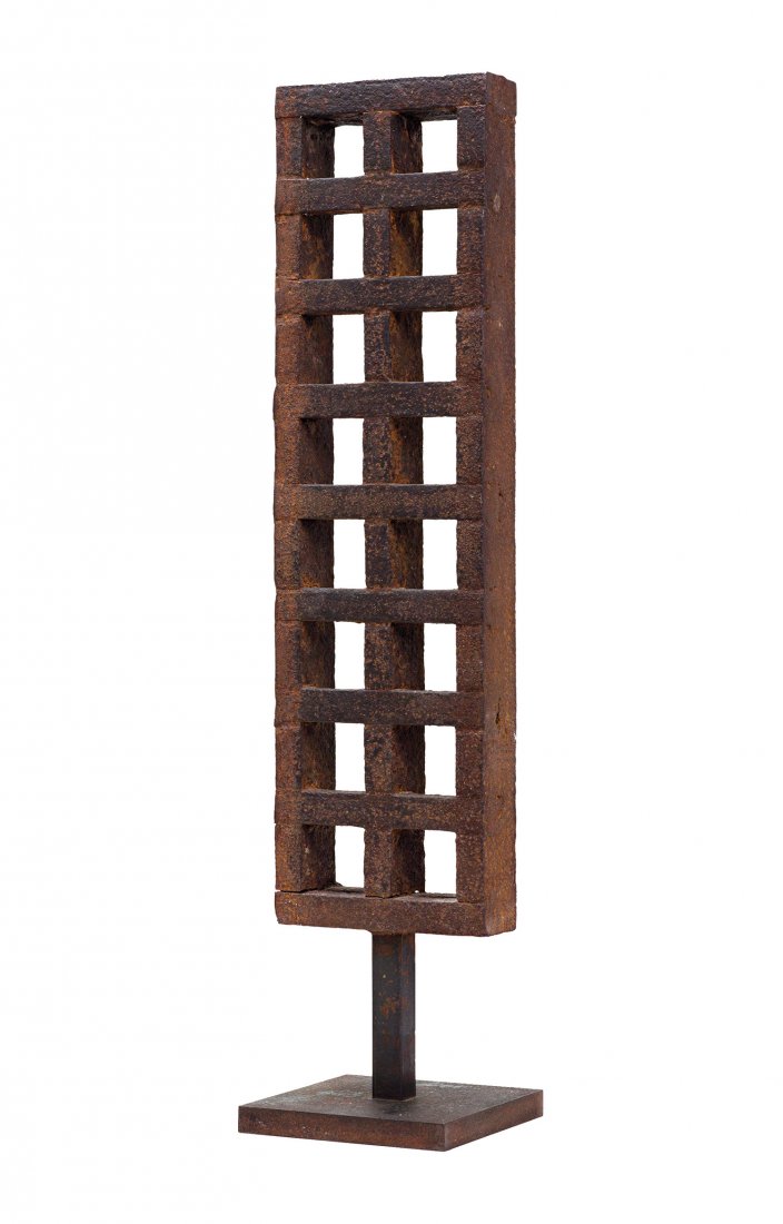 ETTORE COLLA (1896-1968): PICCOLA CATTEDRALE, 1966 - Scultura in ferro, cm 62X14X4,5 - Quattro esemplari - Eseguita a Roma in Viale Parioli nel 1966 ed esposta alla fine dello stesso anno alla Medusa. - L'opera consta di 4 ese