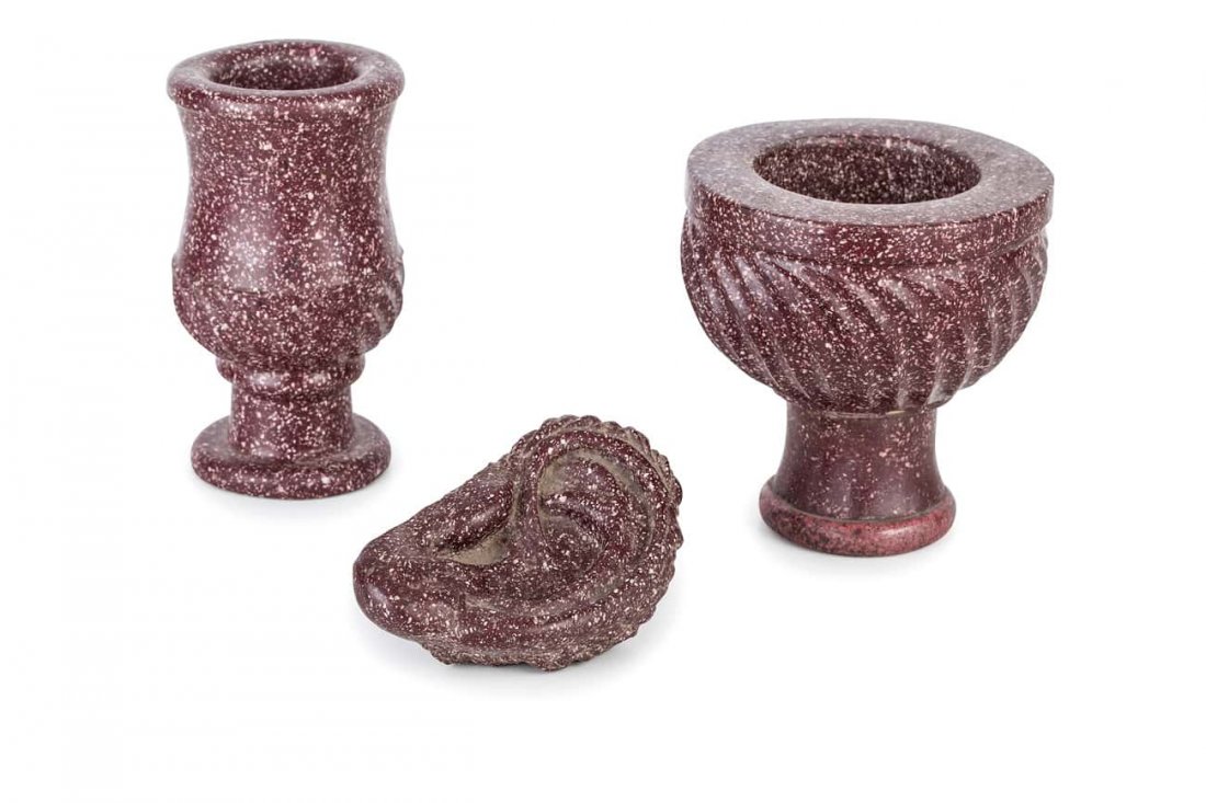 MORTAIO IN PORFIDO: unito ad UN CALICE e ad un ELEMENTO ORNAMENTALE usure, sbeccature, alcune mancanze e modifiche Mortaio, alt. cm 15, diam. cm 15 Calice, alt. cm 17,5, larg. cm 11 A MARBLE MORTAR, TOGETHER WITH A GOBLE