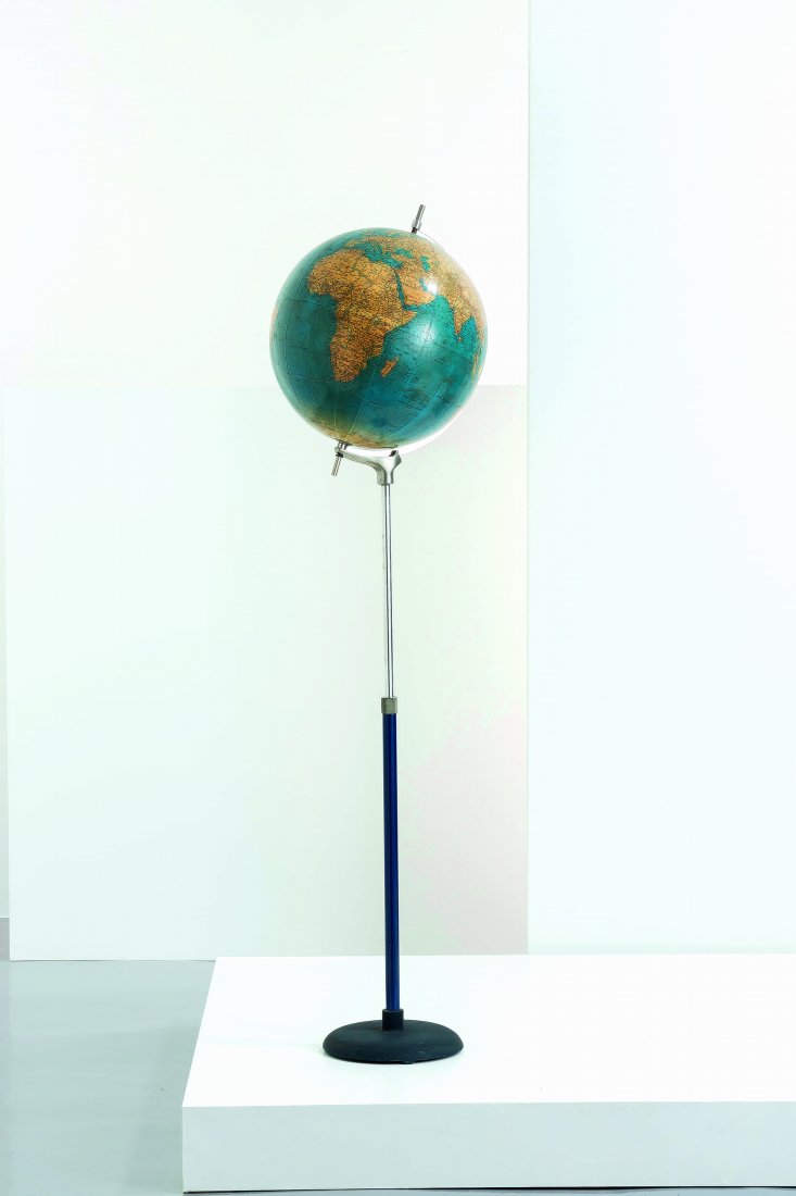 ANTONIO VALLARDI: Globo terrestre anni '50 con stelo telescopico disegnato ed inciso da A. Mineli. Ghisa goffrata, metallo verniciato, alluminion, carta stampata A GLOBE BY A. VALLARDIProvenianza arredi di Villa R. Jes