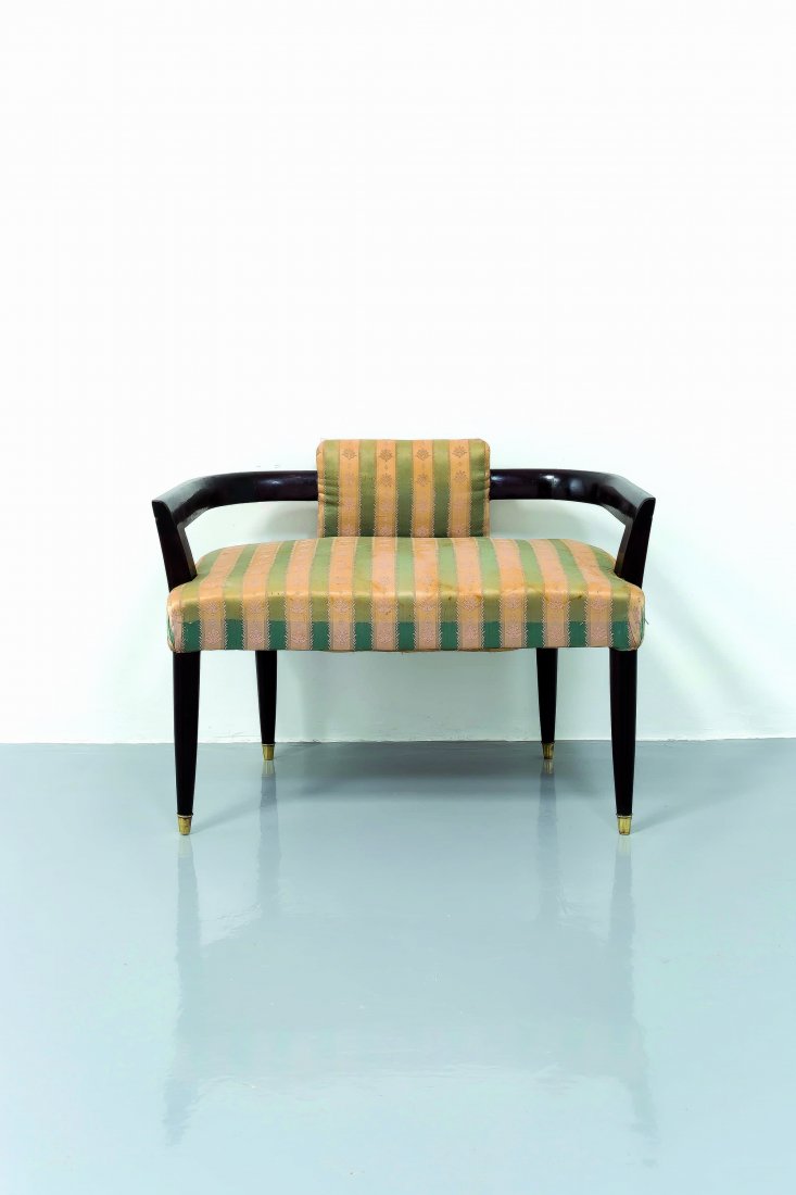 MANIFATTURA ITALIANA: Panchetto anni '50. Legno, ottone, tessuto imbottito AN ITALIAN BENCH cm 55x62x48