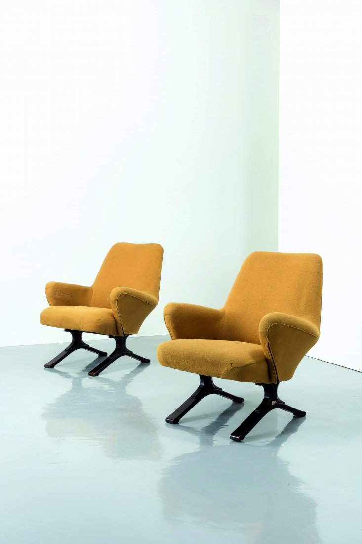 GIANNI MOSCATELLI - 2: Coppia di poltrone, Formanova anni '60. Legno, tessuto imbottito A PAIR OF ARMCHAIRS BY G. MOSCATELLIEtichetta della manifattura cm 83x86x85