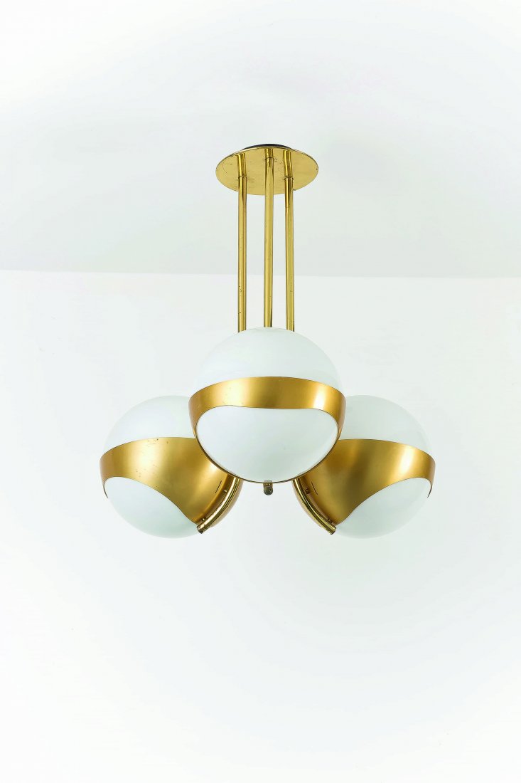 LAMPERTI: Lampada a sospensione anni '70. Metallo dorato, vetro opalino A CEILING LAMP BY LAMPERTI cm 82x70