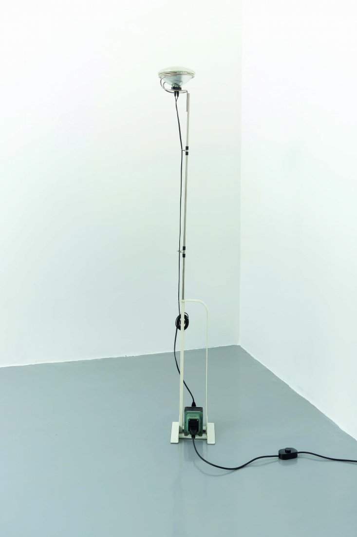ACHILLE & PIER GIACOMO CASTIGLIONI: Lampada da terra Toyo, Flos anni '80. Metallo nerniciato, metallo nichelato A FLOOR LAMP BY A. & P. CASTIGLIONI altezza massima cm 210