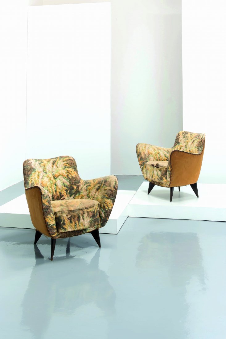 GIULIA VERONESI - 2: Coppia di poltrone I.S.A anni '50. Legno, vinilpelle imbottita cm 80x80x70 Domus n274, settembre 1952 A PAIR OF ARMCHAIRS BY G. VERONESI