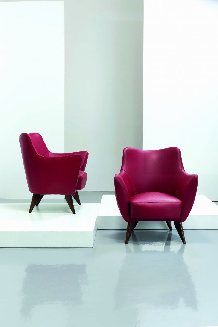 GIULIA VERONESI - 2: Coppia di poltrone I.S.A anni '50. Legno, vinilpelle imbottita cm 84x75x52 Domus n274, settembre 1952 A PAIR OF ARMCHAIRS BY G. VERONESI