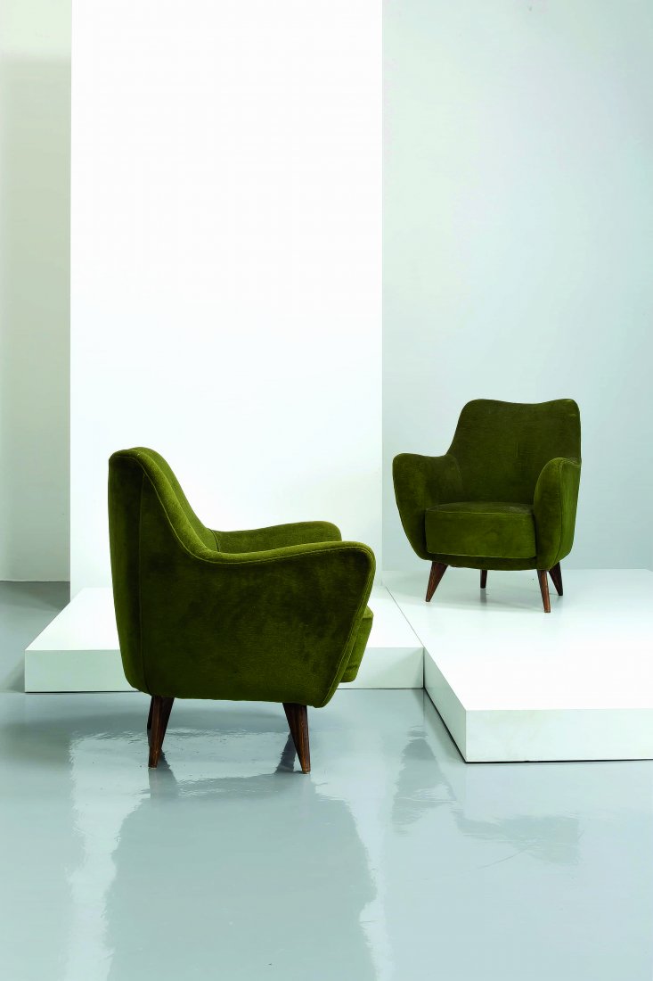 GIULIA VERONESI - 2: Coppia di poltrone, I.S.A. anni '50. Legno, velluto imbottito cm 78x82x70 Domus n274, settembre 1952 A PAIR OF ARMCHAIRS BY G. VERONESI