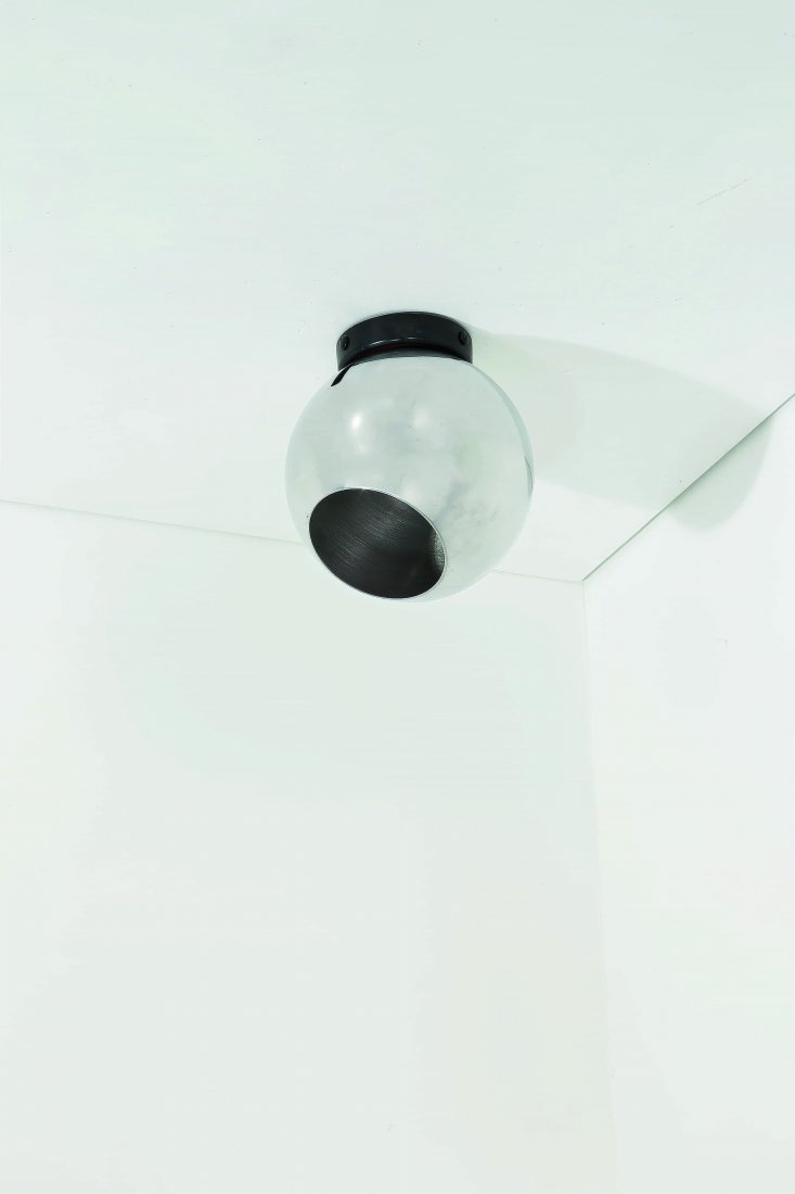 GINO SARFATTI: Lampada a plafone mod. n586/s, Arteluce 1962. Alluminio lucidato, alluminio verniciato diametro cm 20 M. Romanelli, S. Severi, "Gino Sarfatti opere scelte 1939 - 1973", Milano 2012, p. 488 A CEILING L