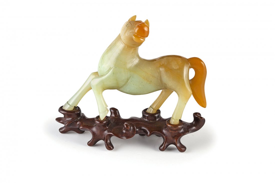 PICCOLO CAVALLO IN GIADA CON BASE IN LEGNO, CINA, XX (1 of 1)