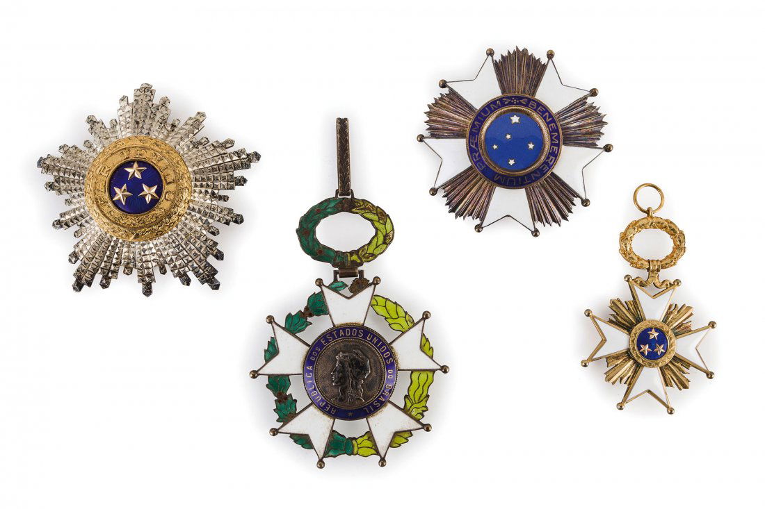 ORDINE NAZIONALE DELLA CROCE DEL SUD, BRASILE: Pendente di Gran Croce in argento e smalti, con placca in argento e smalti, e pendente di Gran Ufficiale in argento dorato e smalti con placca in argento e argento dorato- usure, rottura in una placca