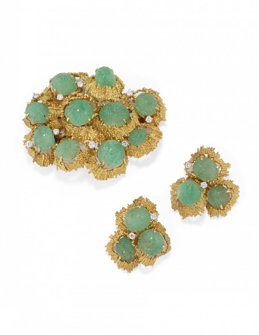 DEMI-PARURE IN ORO, SMERALDI E DIAMANTI, GRIMA: composta da una spilla ed un paio di orecchini decorati in oro a motivo martellato, smeraldi cabochon incisi e diamanti taglio brillante, punzoni inglesi dell'oro, firmati Grima GOLD, EMERALD AND DIAM