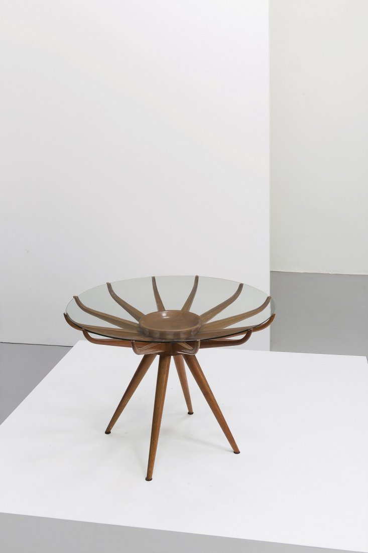 CARLO DE CARLI, RENATO ANGELI, CLAUDIO OLIVIERI: AN OCCASIONAL TABLE BY C. DE CARLI, R. ANGELI, C. OLIVIERI - Tavolino anni '50. Legno di noce, cristallo molato - G. Ulrich, "Arredamento", Milano 1949, fig. 12; R. Aloi, "L'arredamento moderno" terza