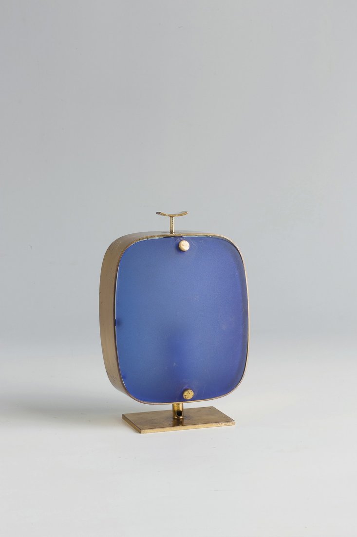 FONTANA ARTE: A TABLE LAMP BY P. CHIESA - Lampada da tavolo mod nÂ°2049, anni '60. Ottone, cristallo satinato, cristallo colorato - Catalogo Fontana Arte nÂ°6, 1964 - cm 19,5x13