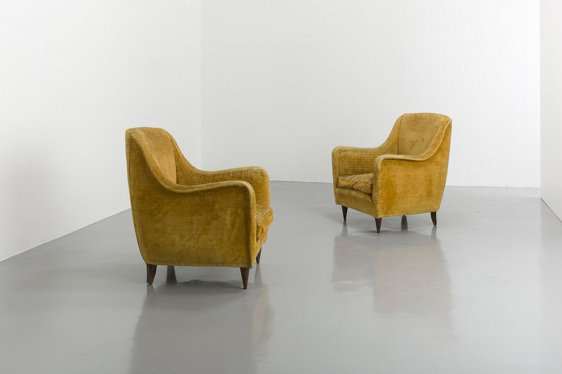 MANIFATTURA ITALIANA - 2: A PAIR OF ITALIAN ARMCHAIRS - Coppia di poltrone anni '50. Legno, velluto imbottito - cm 88x74x85
