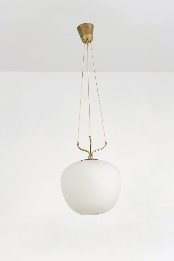 MANIFATTURA ITALIANA: AN ITALIAN CEILING LAMP - Lampada a sospensione anni '60. Vetro opalino satinato, ottone - cm 98x30