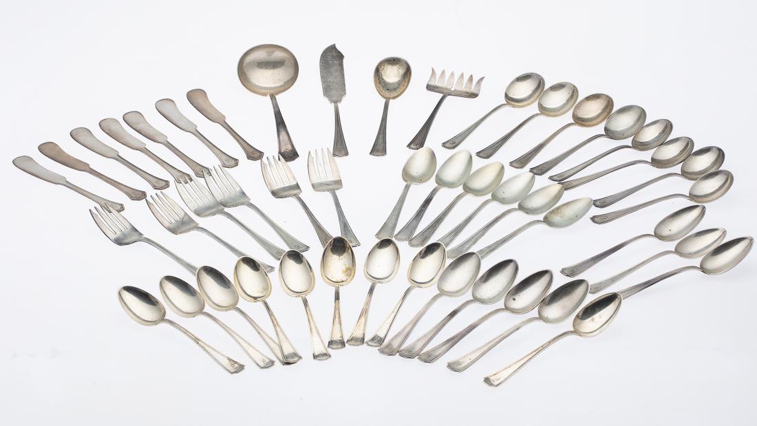 40 Sterling Silver Pieces and 7 Silver Plate Knives: Property from a Private Collection Savannah, GA comprising 6 dessert forks engraved 'B', 6 dessert spoons engraved 'B', 6 teaspoons unengraved, 10 teaspoons engraved 'D', 8 soup spoons engraved 'B', o
