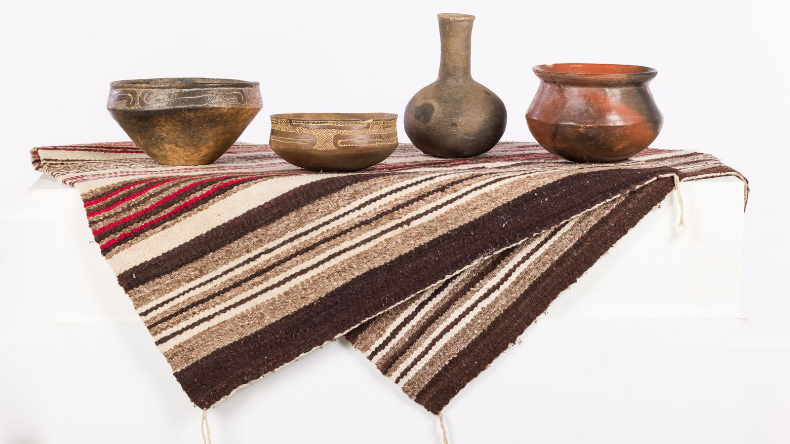 4 Ancient Native American Pots with a Saddle Blanket (1 of 17)