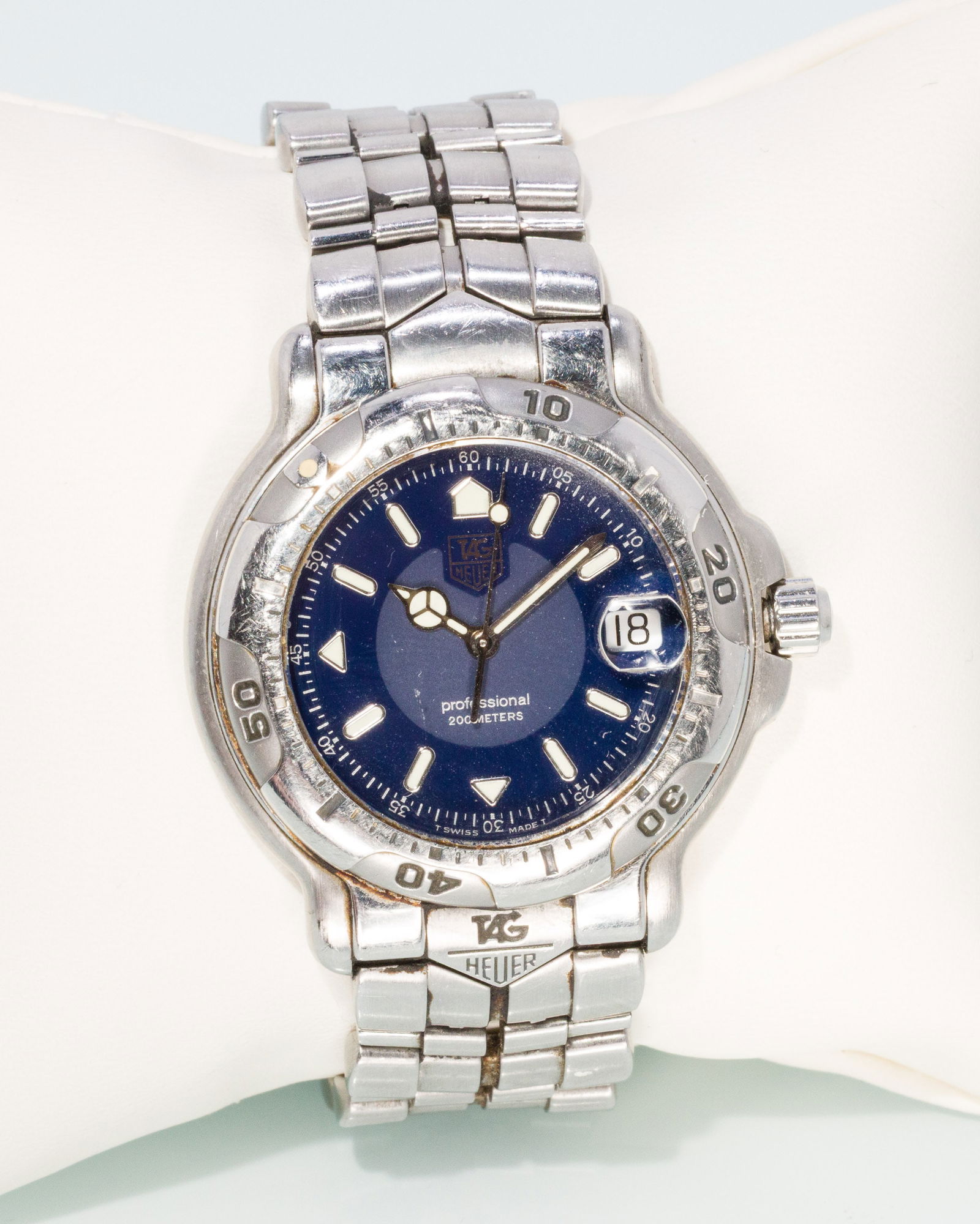 TAG Heuer 6000 Series Blue Dial: Description: TAG Heuer 6000 Series Blue Dial, stainless steel with blue dial and glow in the dark hour markers with date aperture, the back of case marked 'Tag- Heuer, WH 1115-K1, WS 1661' the cl