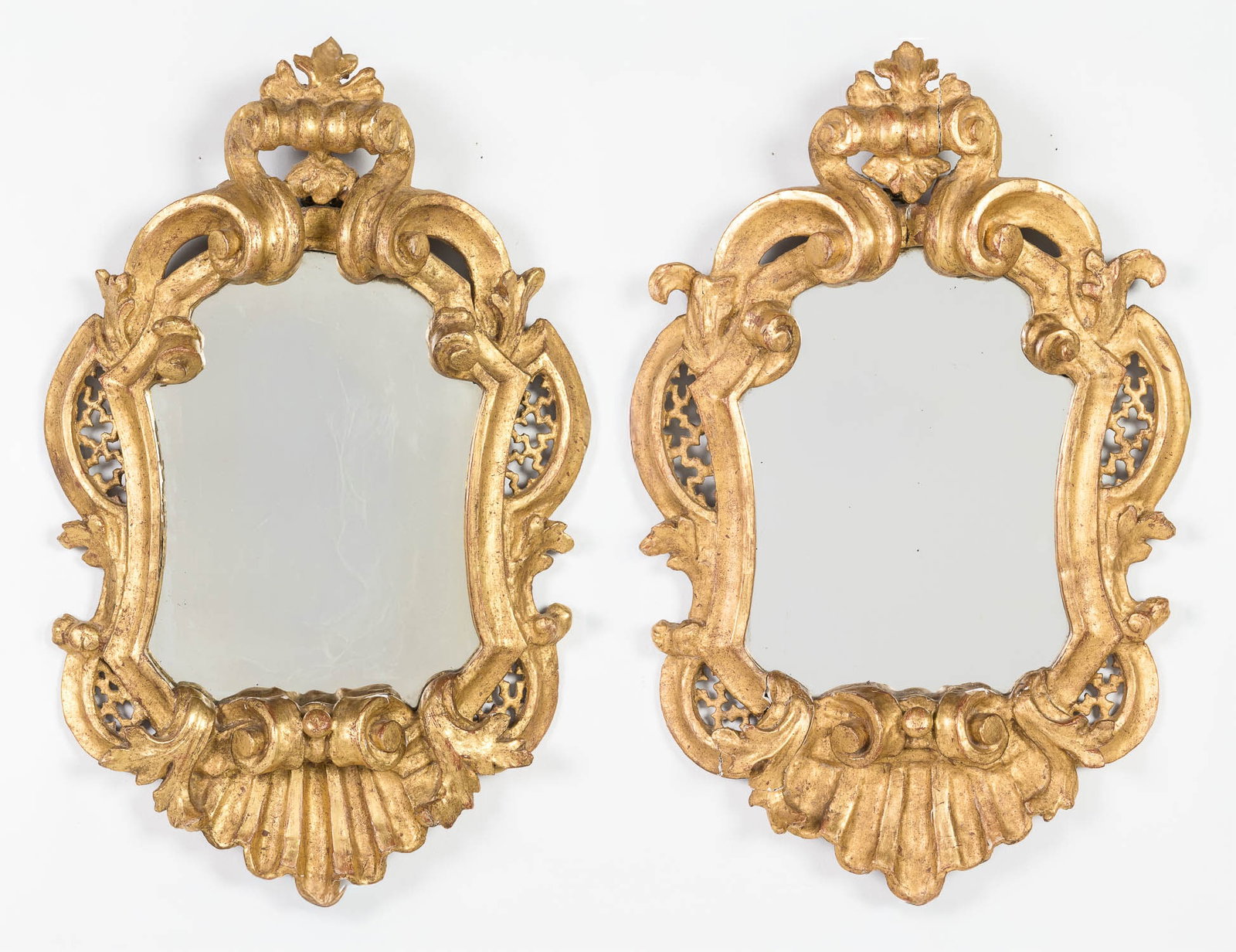 Two similar Italian Rococo Giltwood Mirrors, 18th C (1 of 15)