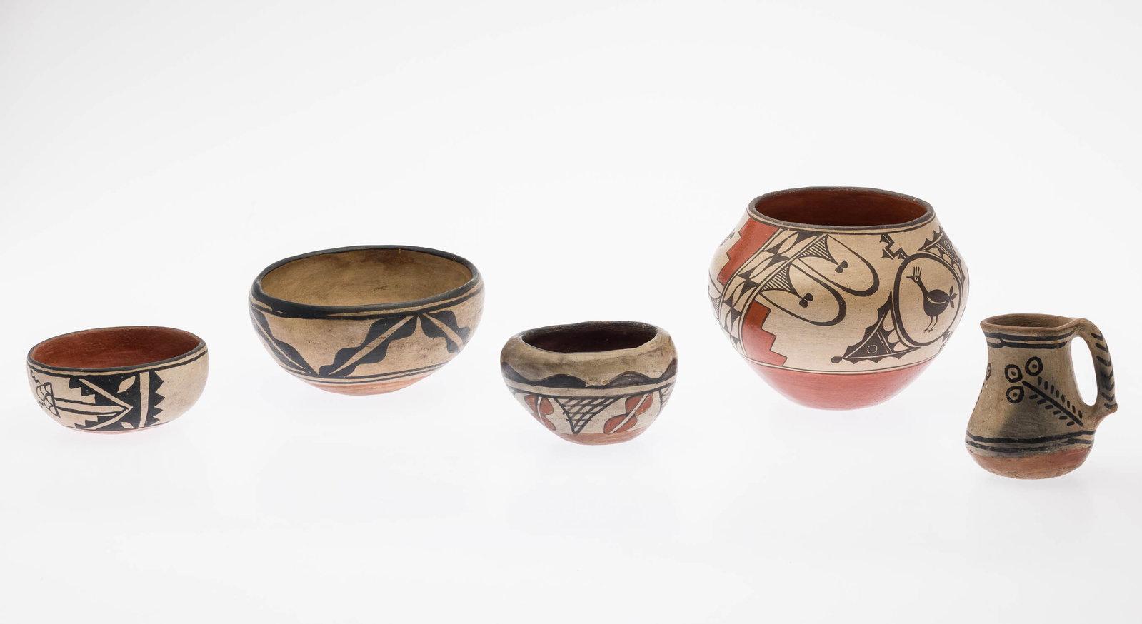 4 Native American Bowls & a Jug, 20th C (1 of 17)
