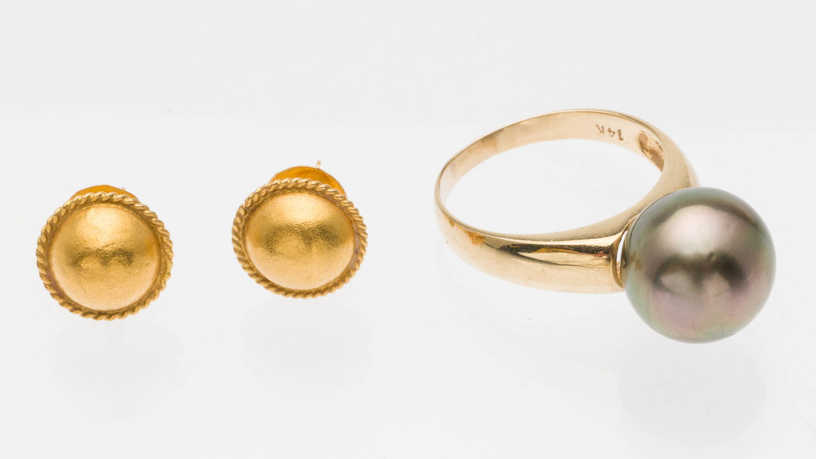 14K Ring w Tahitian Pearl & 18K Gold Stud Earrings: Property of a Private Collector, Savannah, GA Description: 14K Ring with Tahitian Pearl and 18K Gold Stud Earrings, comprising a 14K yellow gold ring featuring approx. 11.5 mm pearl, marked '14K'