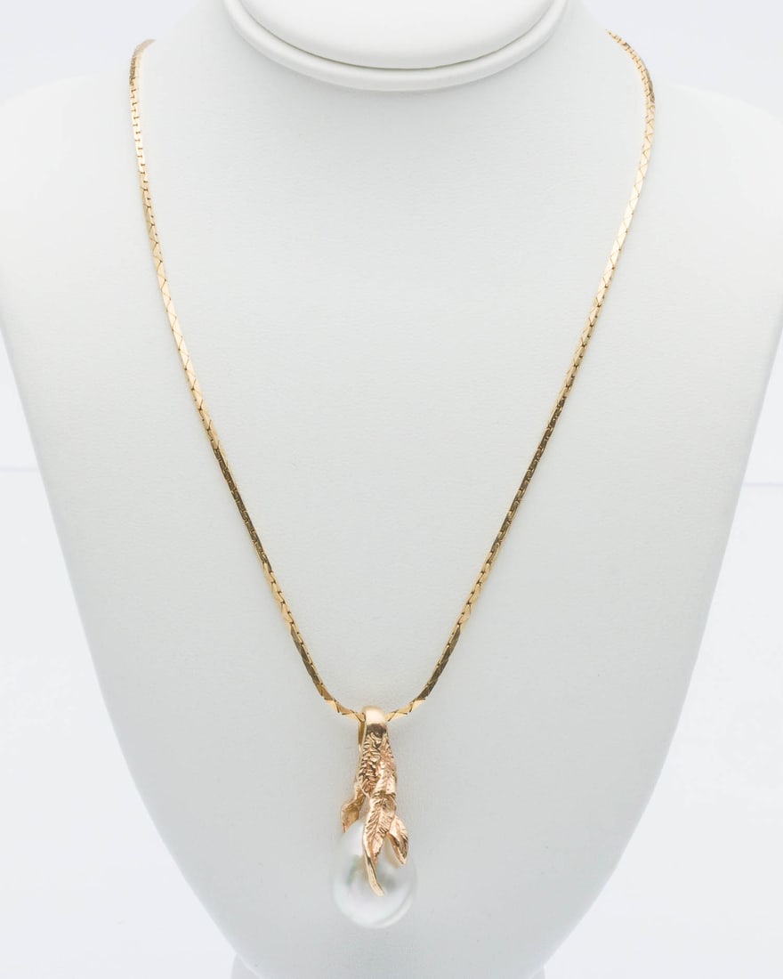 South Sea White Pearl and 14K Gold Pendant: Description: South Sea White Pearl and 14K Gold Pendant, a south sea white pearl pendant with yellow gold mount, together with a 14K yellow gold box chain, marked '14K, Italy' near claw clasp. 12