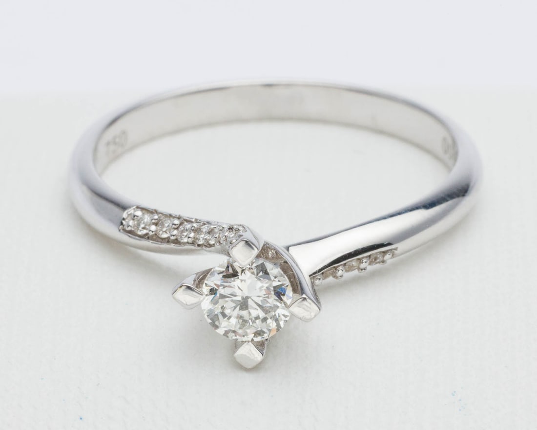 18K White Gold & Diamond Engagement Ring, Size 7.75: Description: 18K White Gold and Diamond Engagement Ring, Size 7.75, featuring an approx. 4.2 mm round brilliant diamond (approx. 0.3 cts, VVS-VS, F-G), the twisting white gold band accented with