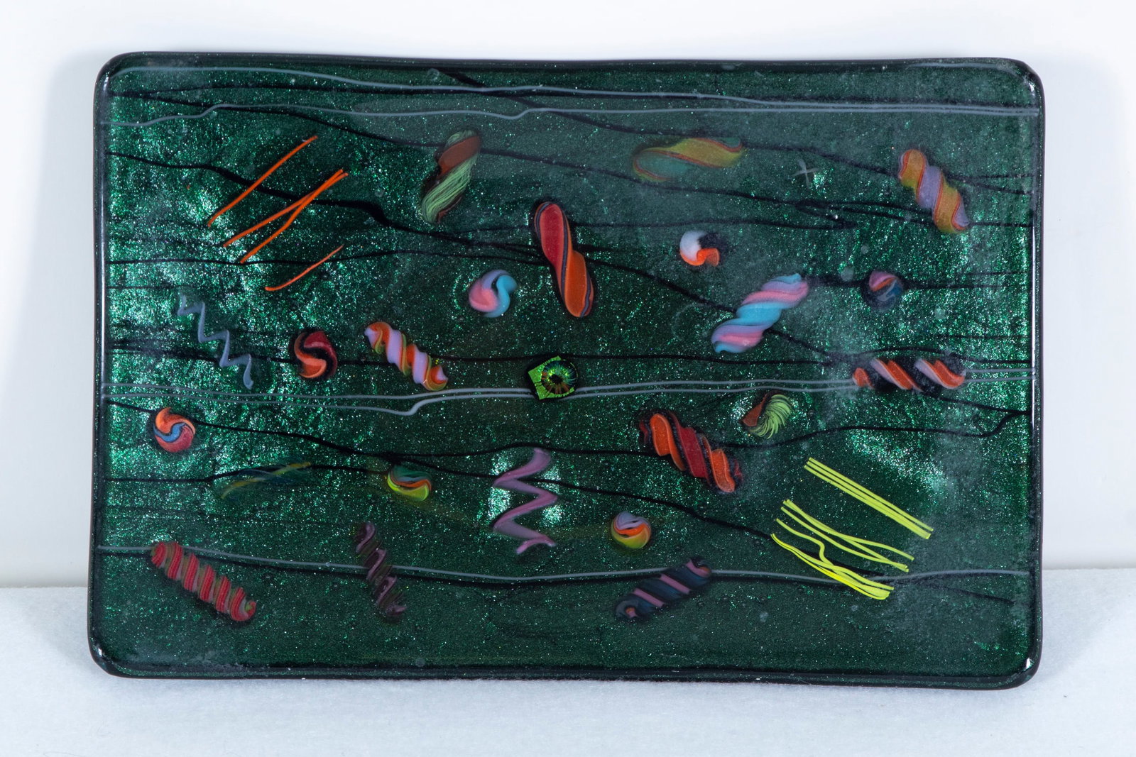 Kurt McVay art glass (20 th / 21 st Century) California: TRAY, clear and color fused glass tray, signed underneath, 9 x 6 x 1 ¼”.