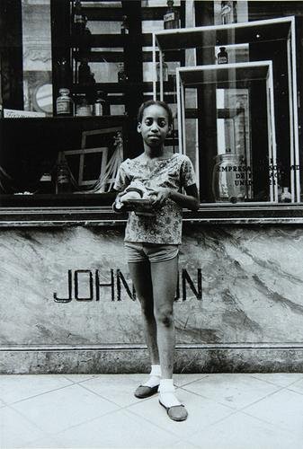 Christina Piza (b.1963) niña con pan, 1993