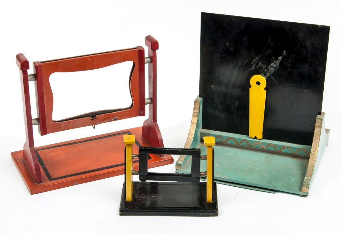Broadside Thru,: the wooden stand with vertical metal plate, a yellow holder for a jumbo card at either side, and a receptacle for cards in the base, with cards and autograph note by John Forrest, overall height 290mm