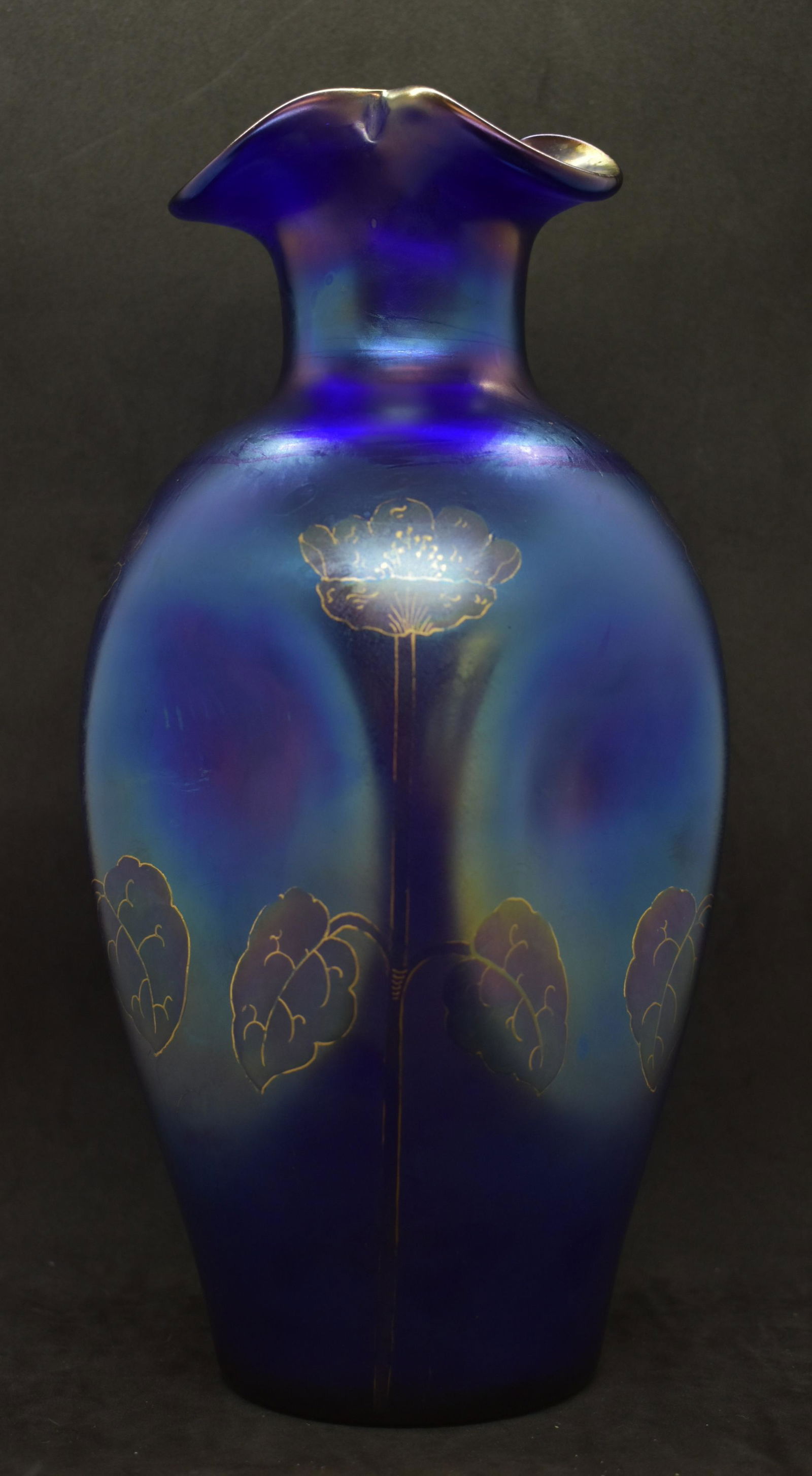 1910 Glasfabrik Schliersee DEK Etching Ink 114/790: Absolutely beautiful 1910 Glasfabrik Schliersee Etching Ink decor Art Nouveau Vase with a gold etching ink decor design of Poppy flowers. The body of the vase has pinched corners and a ruffled lip. Ma