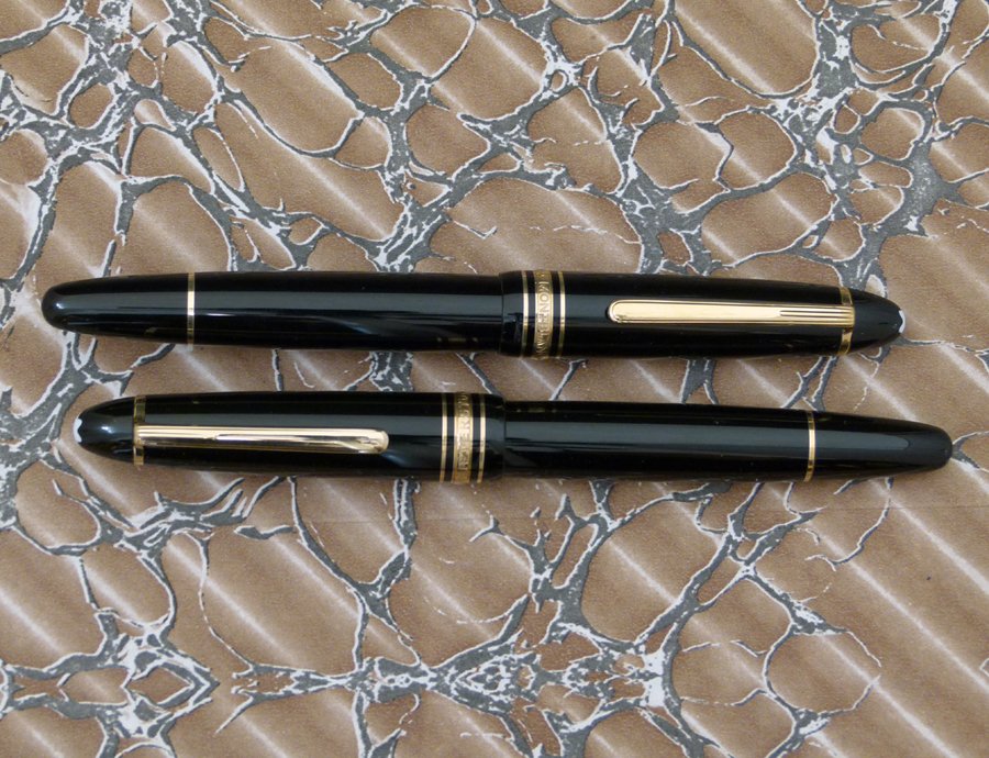 Montblanc No 166 highlighter pen, and the matching: Montblanc No 166 highlighter pen, and the matching (unnumbered) ballpoint pen, black with gilt bands (2)