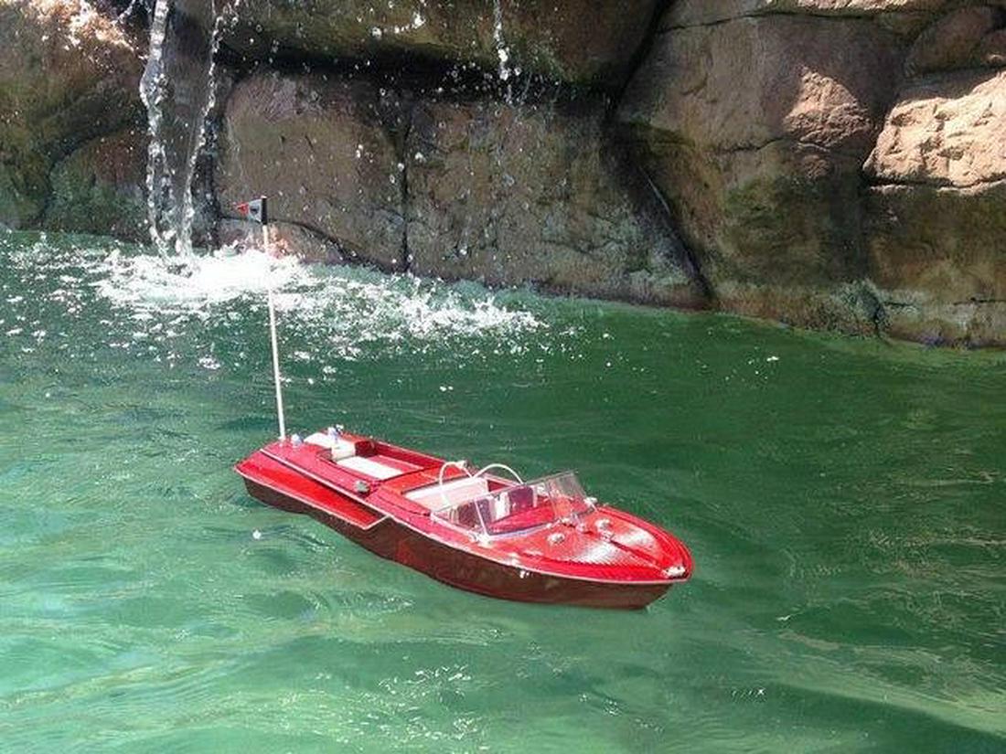 Ready To Run Remote Control Aquarama Model Speed Boat 1: Ready To Run Remote Control Aquarama Model Speed Boat 18in. -- Beginning in 1962 the Riva Aquarama came to the forefront of racing boats leading to it eventually being nick-named the in.Ferrariin. of 