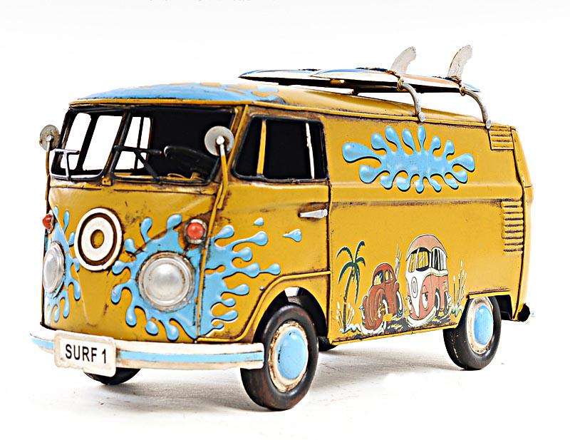 1967 VOLKSWAGEN DELUXE BUS 1:18-SCALE: 1967 VOLKSWAGEN DELUXE BUS 1:18-SCALE -- Nothing captures the spirit and nostalgia of the 1960s like a Volkswagen Bus with its split window screen. This 1967 Volkswagen Bus is scale at 1:18. It is han
