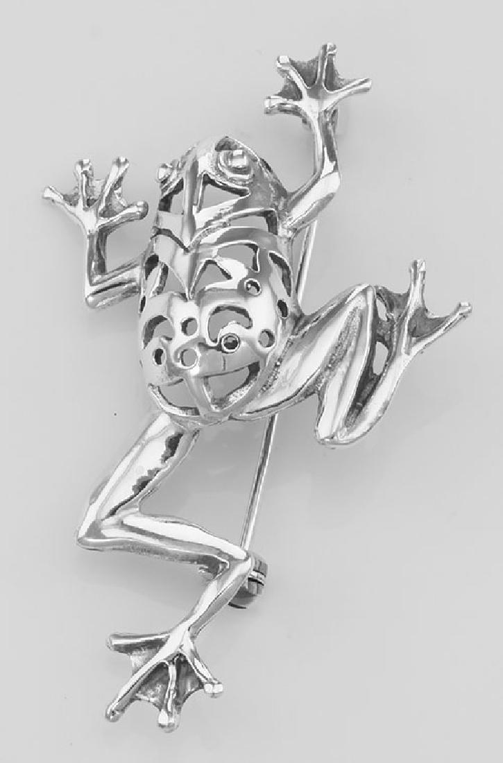 Frog Pin - Tree Frog Brooch - Sterling Silver: Frog Pin - Tree Frog Brooch - Sterling Silver **|**|** #P-464 Sterling Silver Tree Frog Pin measures approx. 2 in. H x 1 1/4 in. W and weighs approx. 5.7 grams. Sterling Silver pins / brooches. This b