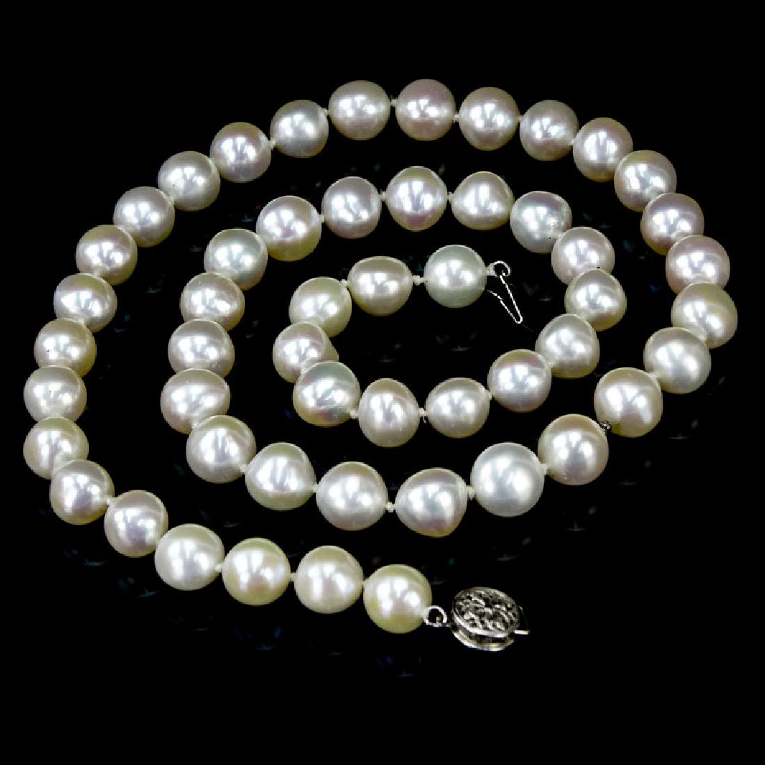 Vintage Fresh Water Pearl Necklace with 14 Karat White: Vintage Fresh Water Pearl Necklace with 14 Karat White Gold Clasp. Pearls with good color and luster. Measure approx. 9-10mm. Clasp signed 14K. Necklace measures 20" L. Approx. weight: 54.0 grams. Shi