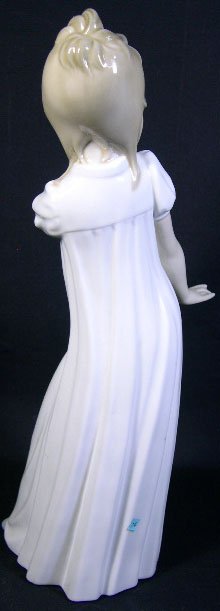 Figural Nao Porcelain Group of "Girl Yawning" Sign - 2