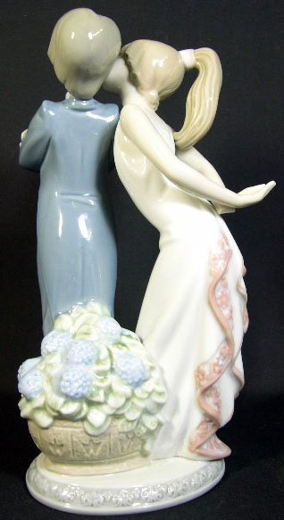 Porcelain Figural Lladro Group #5555 "Lets Make Up - 3