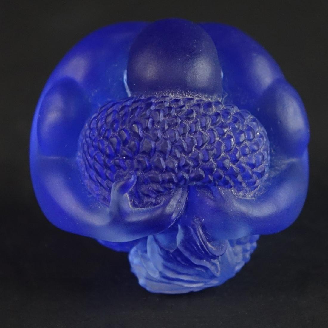 Barry Sautner, American (1952 - 2009): Barry Sautner, American (1952 - 2009) Blue Art Glass Paperweight "Umbilical Mermaid" Unsigned. Measures 2" x 2" x 2". Condition: Small nick to the tail at the base (not seen) Estimate: $400.00 - $600.