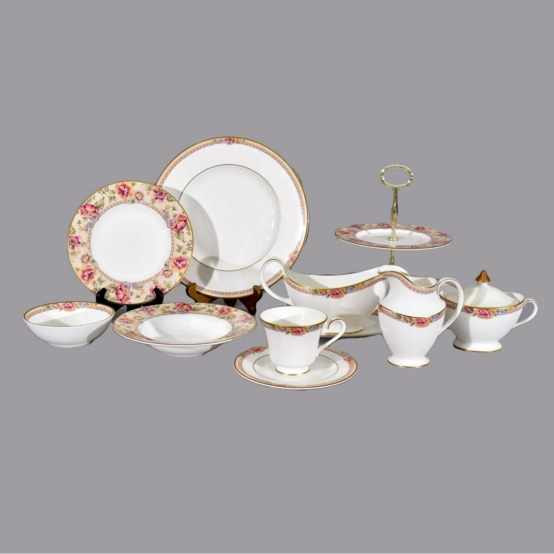 Royal Doulton "Darjeeling" Dinner Service (1 of 7)