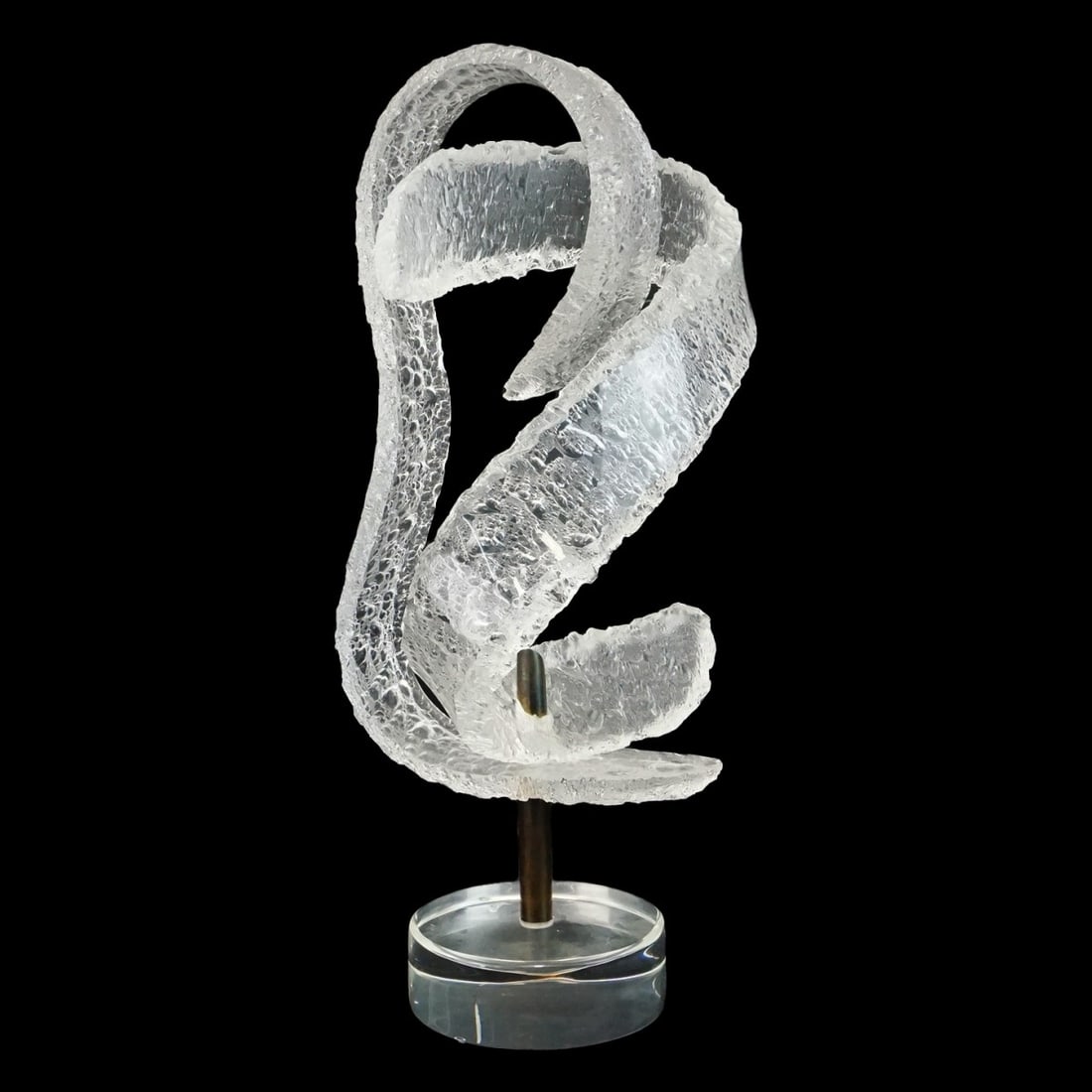 Hivo Van Teal, Cuban (20C) Abstract: Hivo Van Teal, Cuban (20th Century) Large Mid Century Lucite Abstract Sculpture. Signed. Measures 29-1/2" x 12" x 13". Condition: Good condition. Estimate: $50.00 - $100.00 Domestic Shipping: Third pa