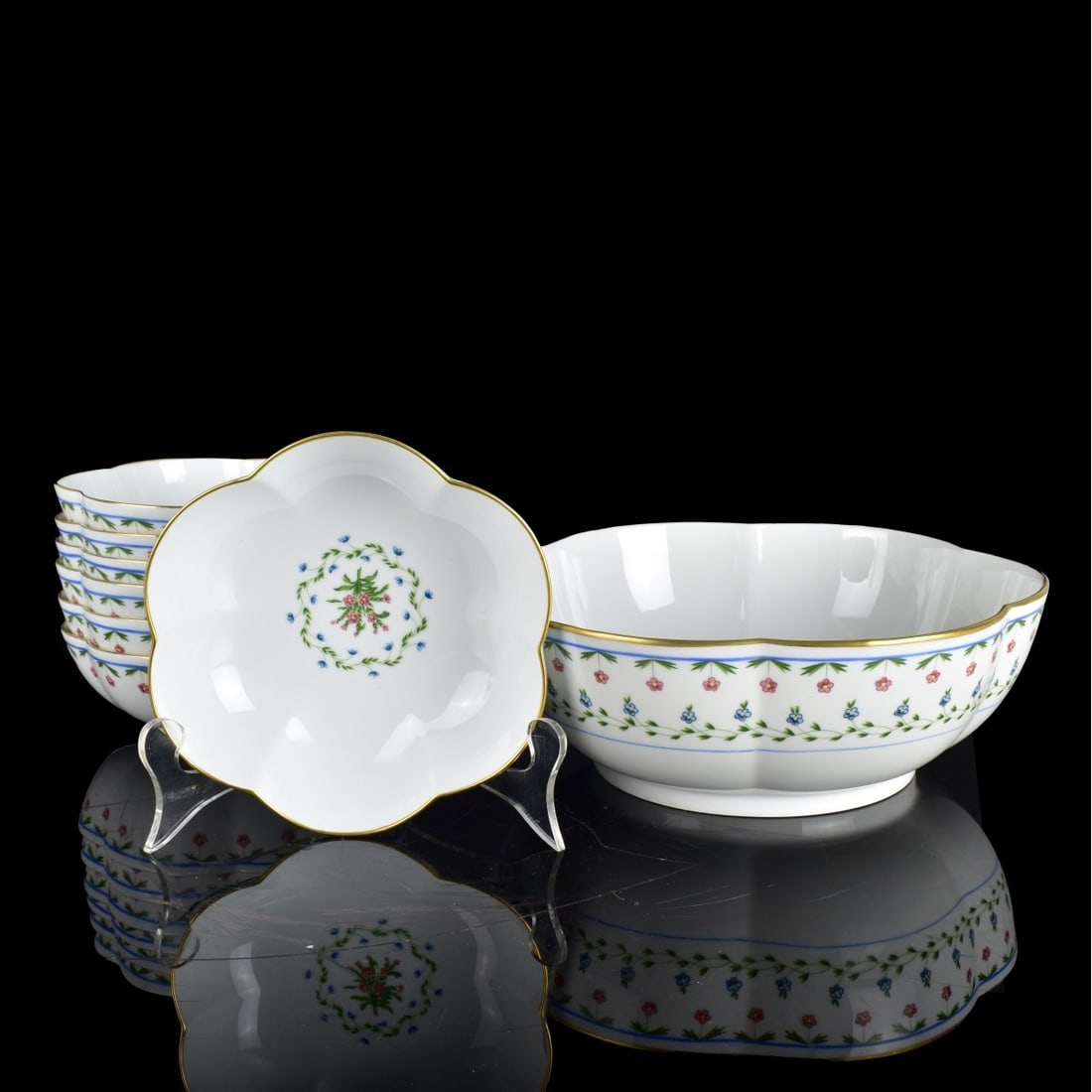 Ceralene A. Raynaud Limoges Fruit Bowls: Ceralene A. Raynaud Limoges Porcelain 8-Piece Porcelain Fruit Bowls. Marked on the base. Lot includes a serving bowl measuring 3-1/2" x 9-3/4" along with 7 bowls measuring 2-1/8" x 6-1/2". Condition: 
