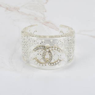 chanel pearl cc logo bracelet