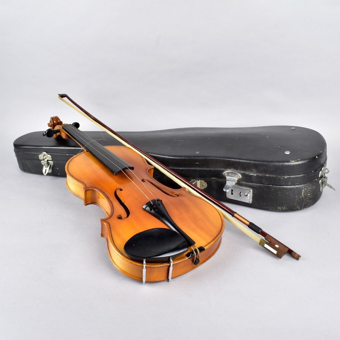 Violin with Bow and case (1 of 5)