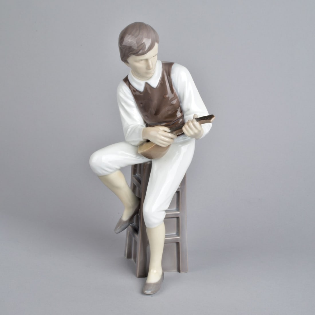 Bing & Grondahl (B&G) Porcelain Figurine: Bing & Grondahl (B&G) Glazed Porcelain Mandolin Player Figurine. Signed and number 1600. Measures 11-1/2" x 5-1/2" x 4-3/8". Condition: Good condition. Estimate: $50.00 - $100.00 Domestic Shipping: $7
