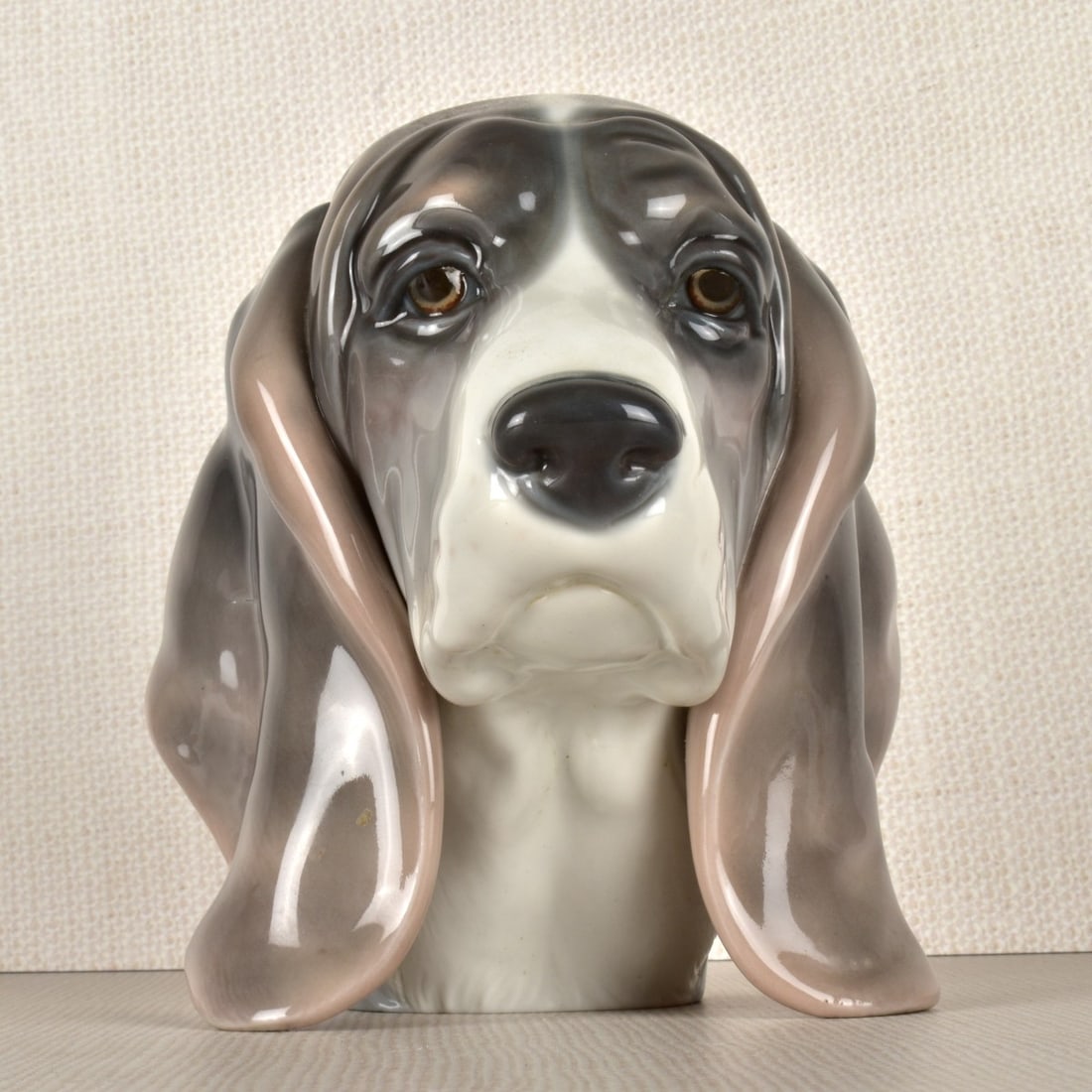 Lladro Blood Hound Figurine: Lladro Porcelain Figurine of a Blood Hounds Head. Properly marked on the bottom. Measures: 6" H, 4-1/2" W, 7" D. Condition: Good condition. Estimate: $100.00 - $200.00 Domestic Shipping: $46.00