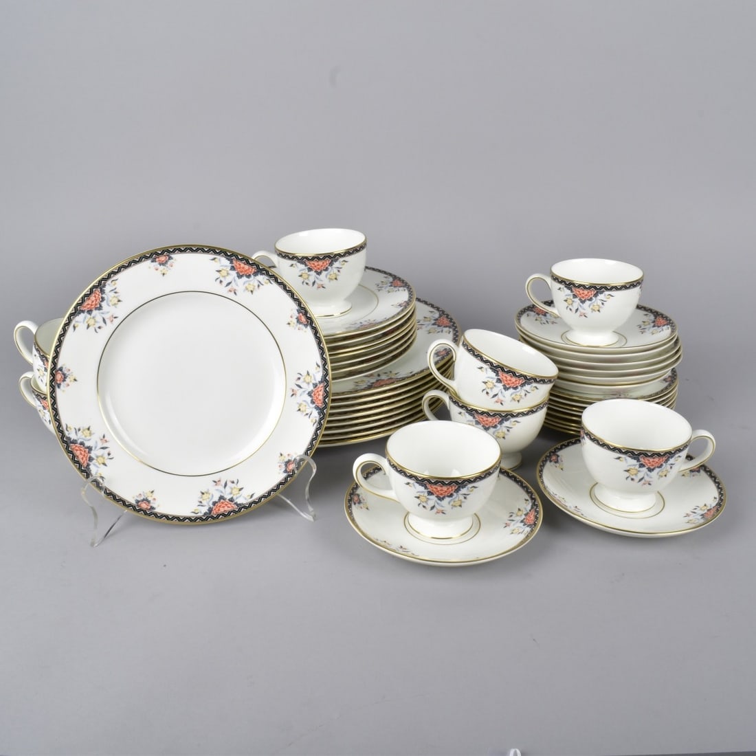 40 Pc.Wedgwood "Touraine" Dinner Service (1 of 7)