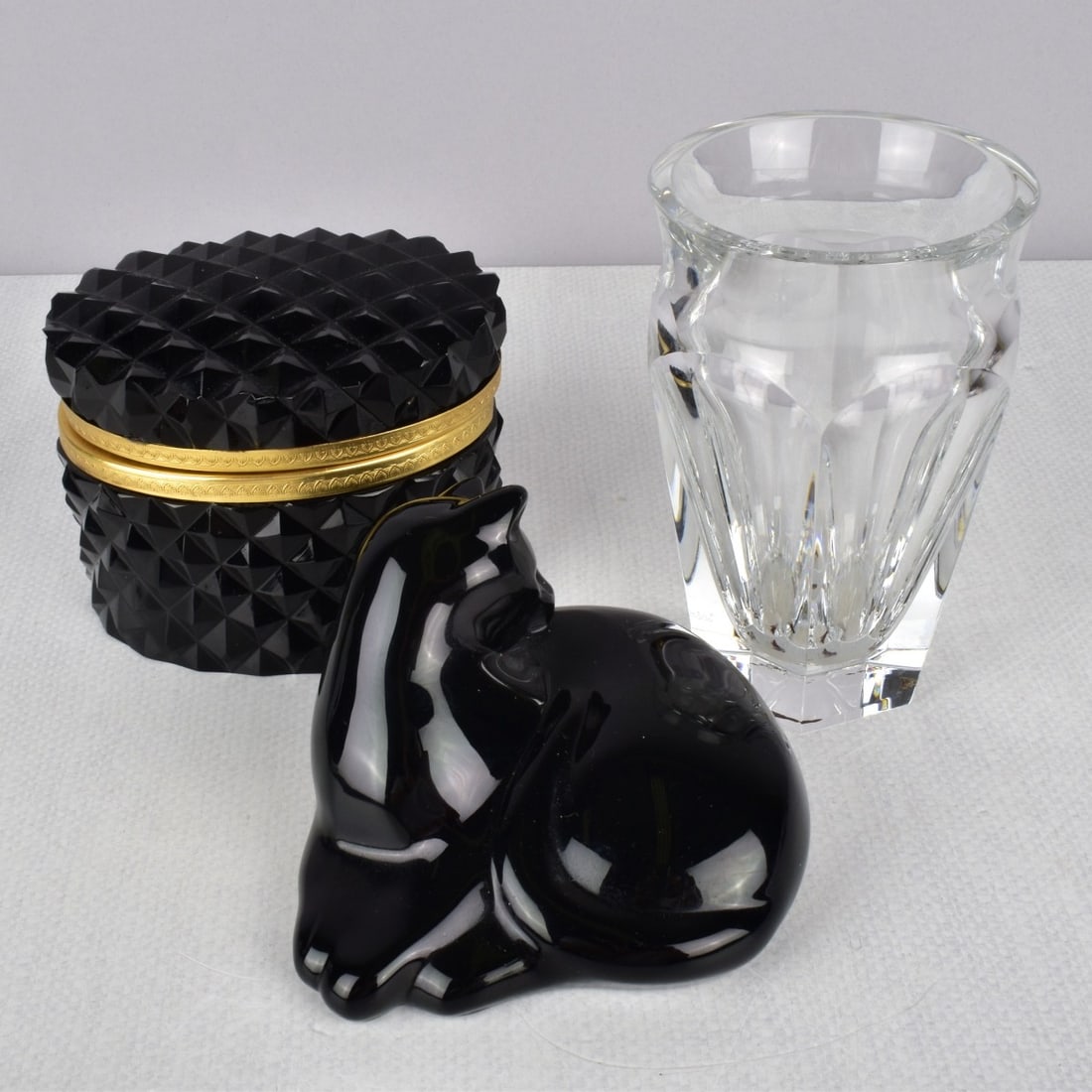 Black Baccarat Cat Baccarat Crystal vase and Box: Black Baccarat Cat Baccarat Crystal Vase and Box Cat and vase are clearly marked . The box is black glass and unmarked. The cat measures W: 4 1/4" L, 4 1/2" H: 2 1/2" Condition: Good condition. Estima