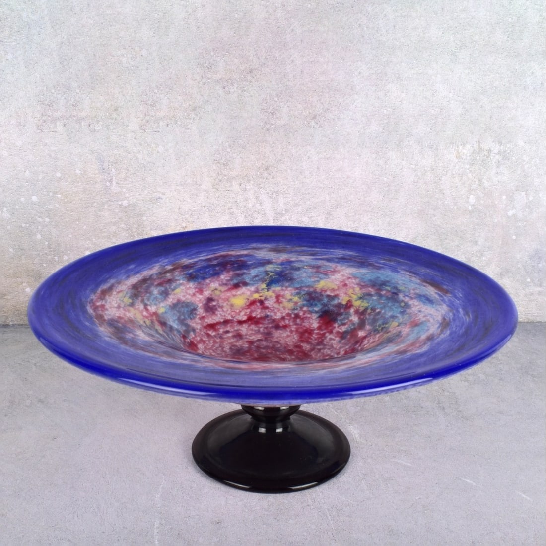 Vintage Speckled Blue Hand Blown Center Bowl: Vintage Speckled Blue Hand Blown Pedestal Center Piece Bowl. Measures: 4" H, 10-1/4" Dia. Kodner Galleries offers phone and absentee bidding at a low, flat 21% buyer’s premium without surcharge or h