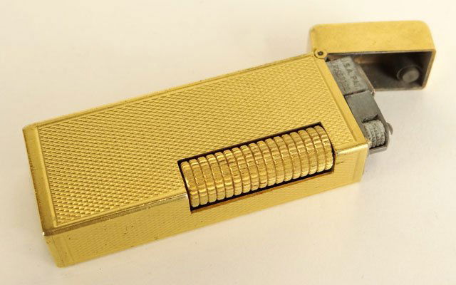 Vintage Dunhill Butane Cigarette Lighter. Signed.: Vintage Dunhill Butane Cigarette Lighter. Signed. Good to Very Good Condition. Measures Approximately 2-5/8 Inches Tall and 1 Inch Wide. Shipping $20.00