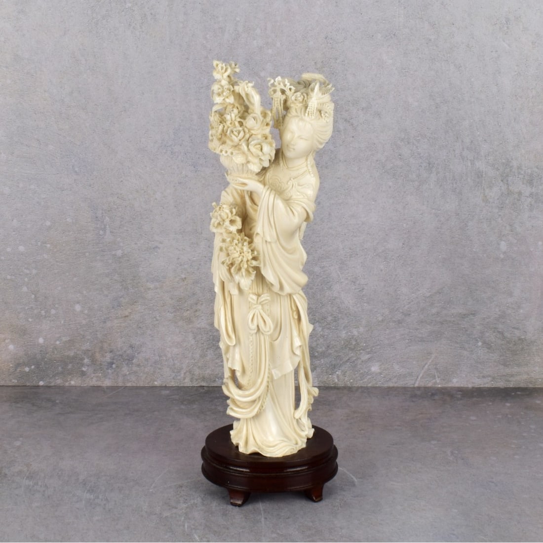 Finely Carved Vintage Figurine of a Geisha (1 of 5)